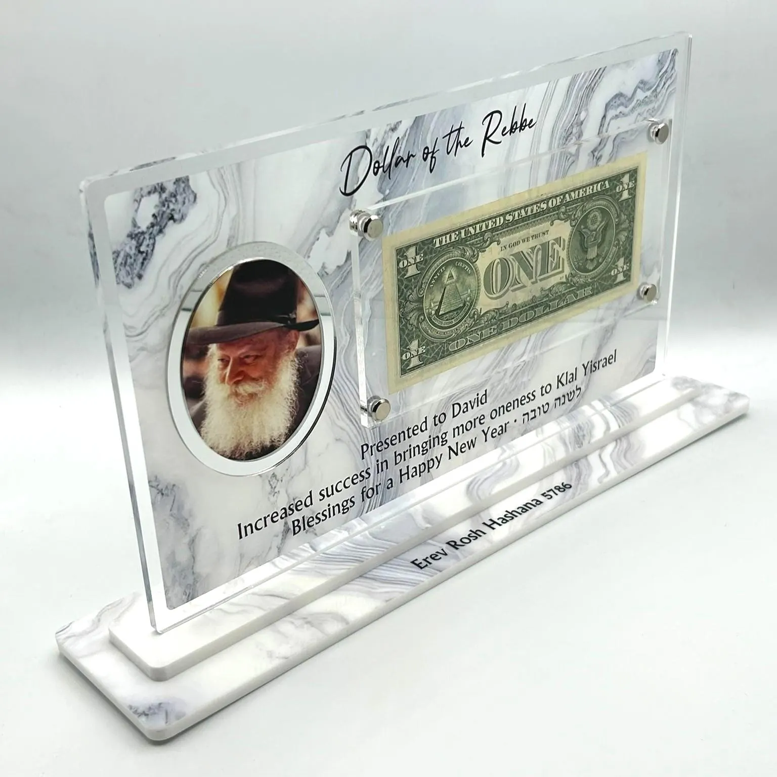 Pieza de la campaña con un billete real de un dólar estadounidense