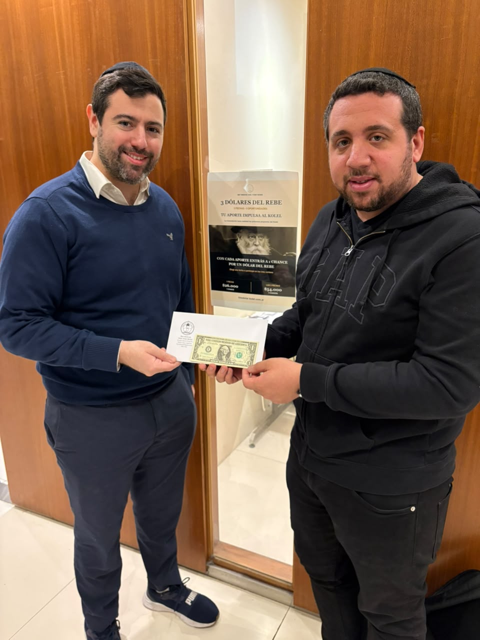 Entrega del dólar del Rebe al ganador Daniel Piperno.